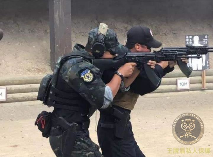 一特朗普支持者持枪非法侵入投票站被私人保镖擒拿