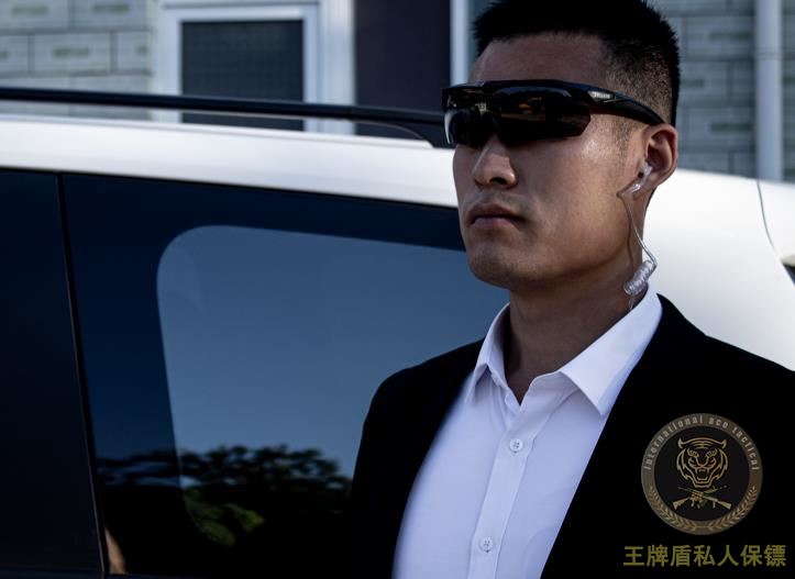 台湾男子向蔡英文泼洒“不明液体”泄愤被私人保镖挡住