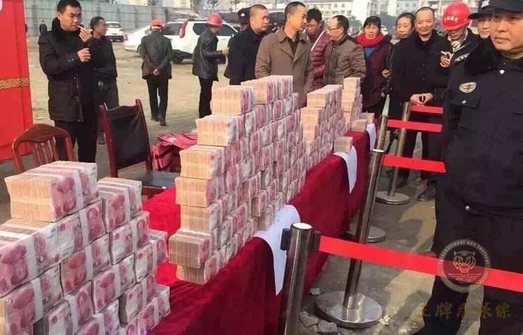 工地老板为民工发工资，雇佣王牌盾私人保镖扛钱箱